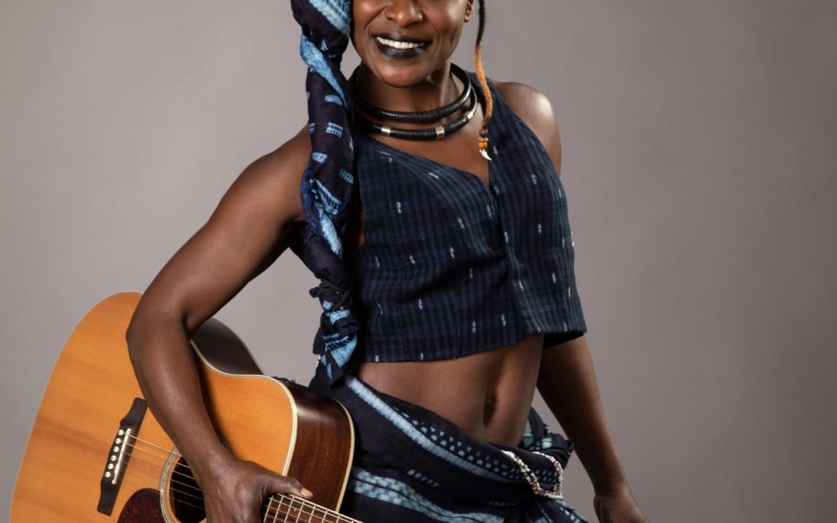Découvrez une artiste musicienne, auteure-compositrice et interprète !